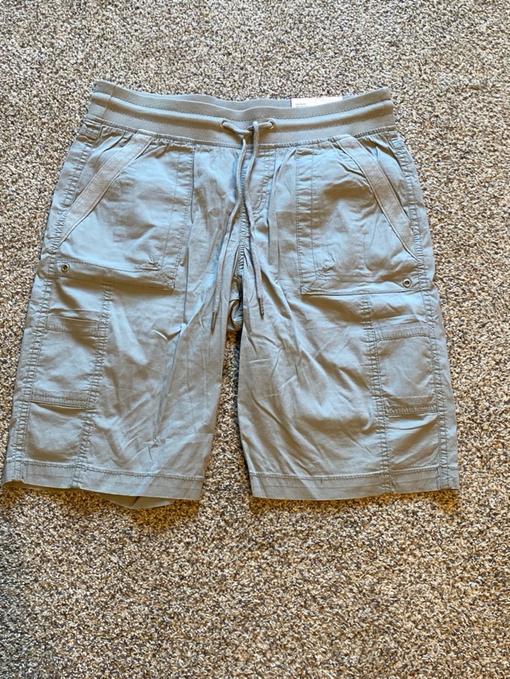 Natural Reflections NWT Women's Light Gray Cargo Bermuda Shorts Size 8